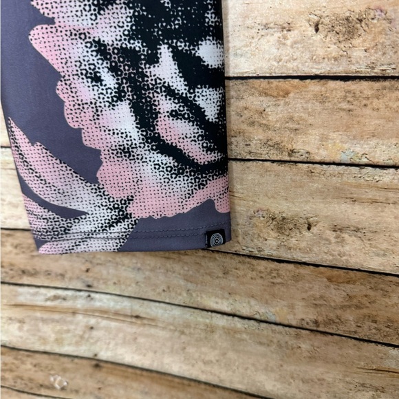 Onzie Flow Pink Purple Flower 7/8 Workout Leggings - Picture 4 of 6